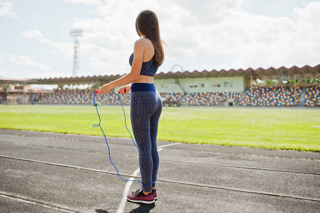 Portret happy fit młodej kobiety w sportowej robi ćwiczenia - Zdjęcie, obraz