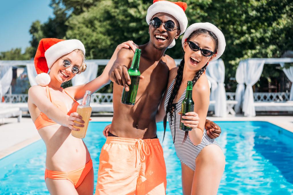 Persone multietniche alla festa in piscina di Natale
  - Foto, immagini