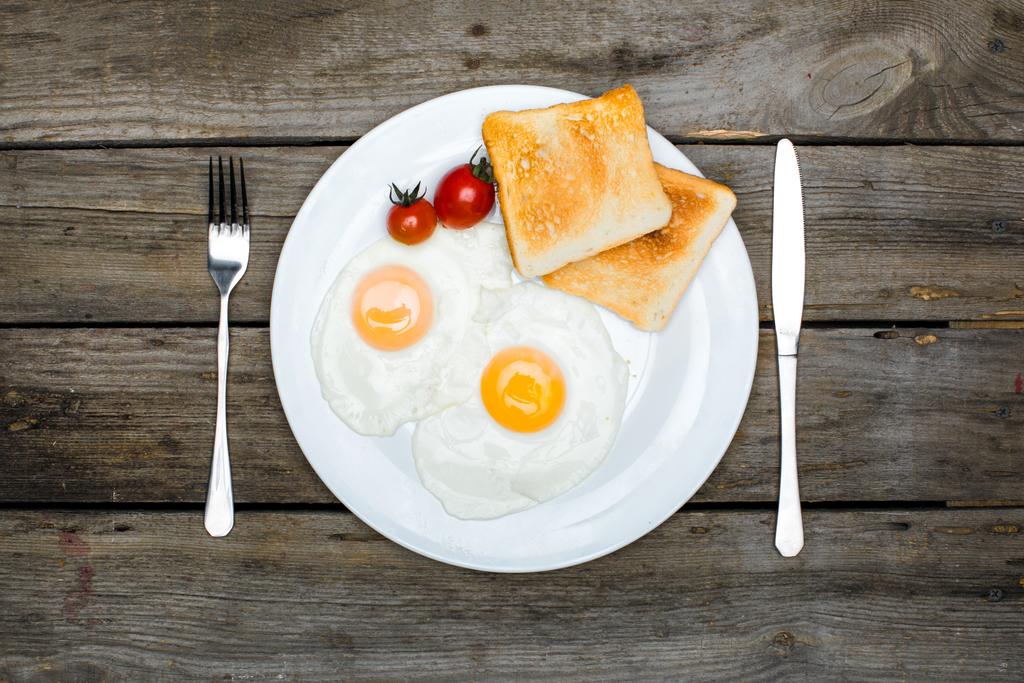 gebakken eieren en toast op plaat - Foto, afbeelding