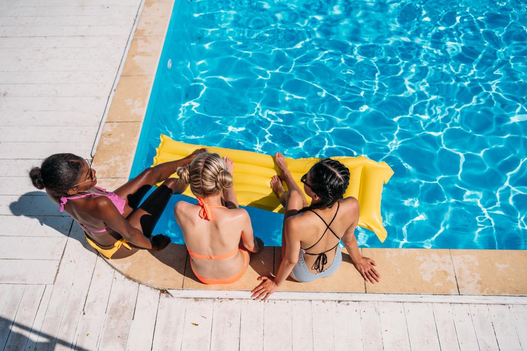 multietnické ženy poblíž letiště plavecký bazén - Fotografie, Obrázek