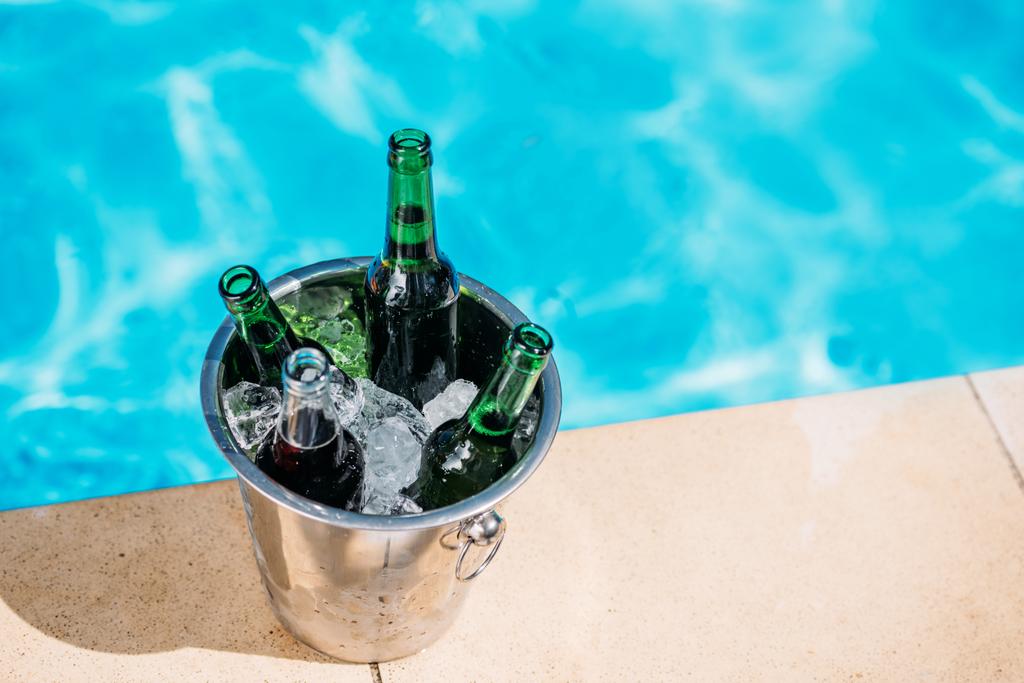 Ведро холодного пива у бассейна
 - Фото, изображение
