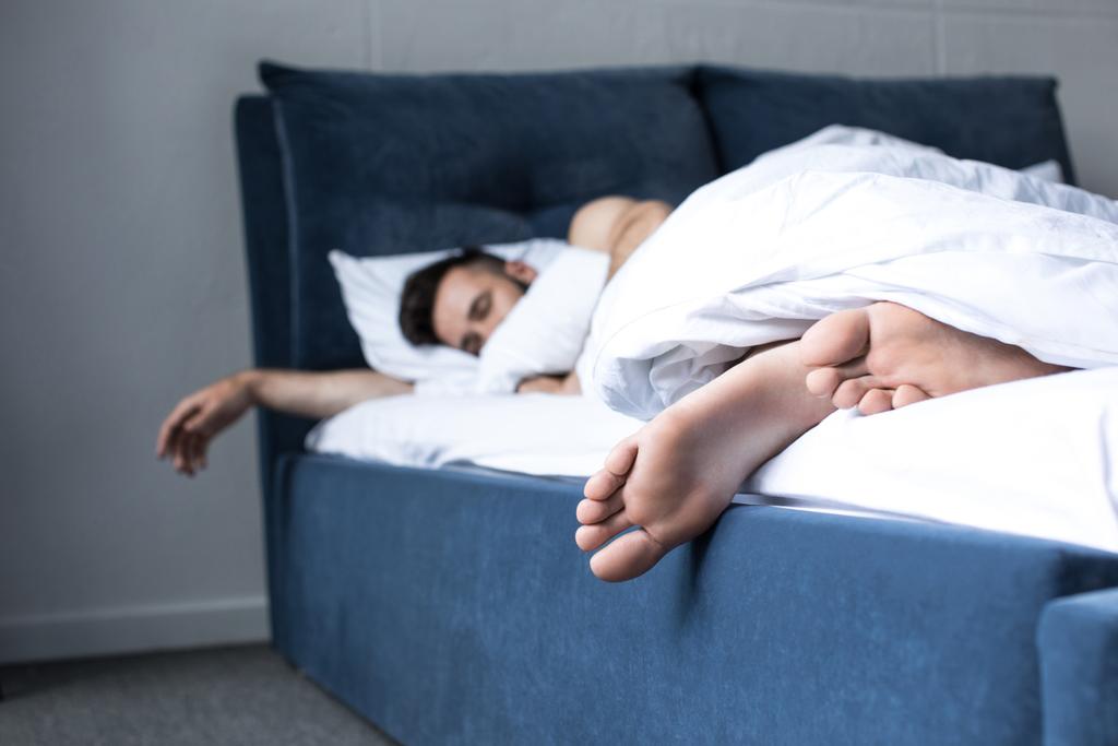 Προβολή με μεγέθυνση του ανθρώπου που κοιμάται στο κρεβάτι - Φωτογραφία, εικόνα