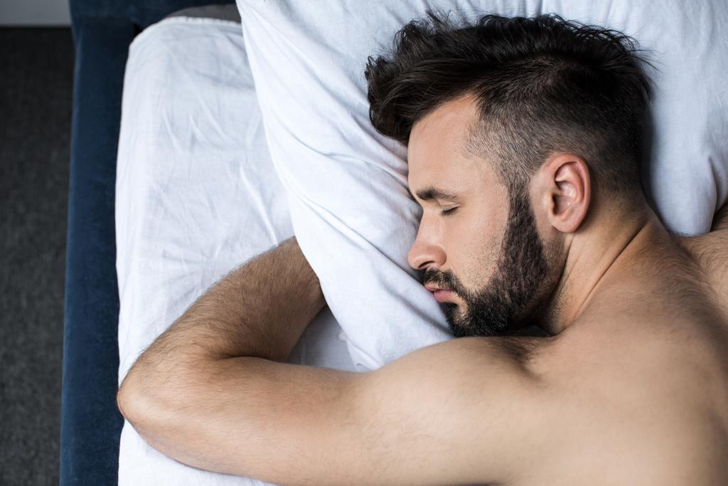 ベッドで寝ている男のクローズ アップ ビュー - 写真・画像