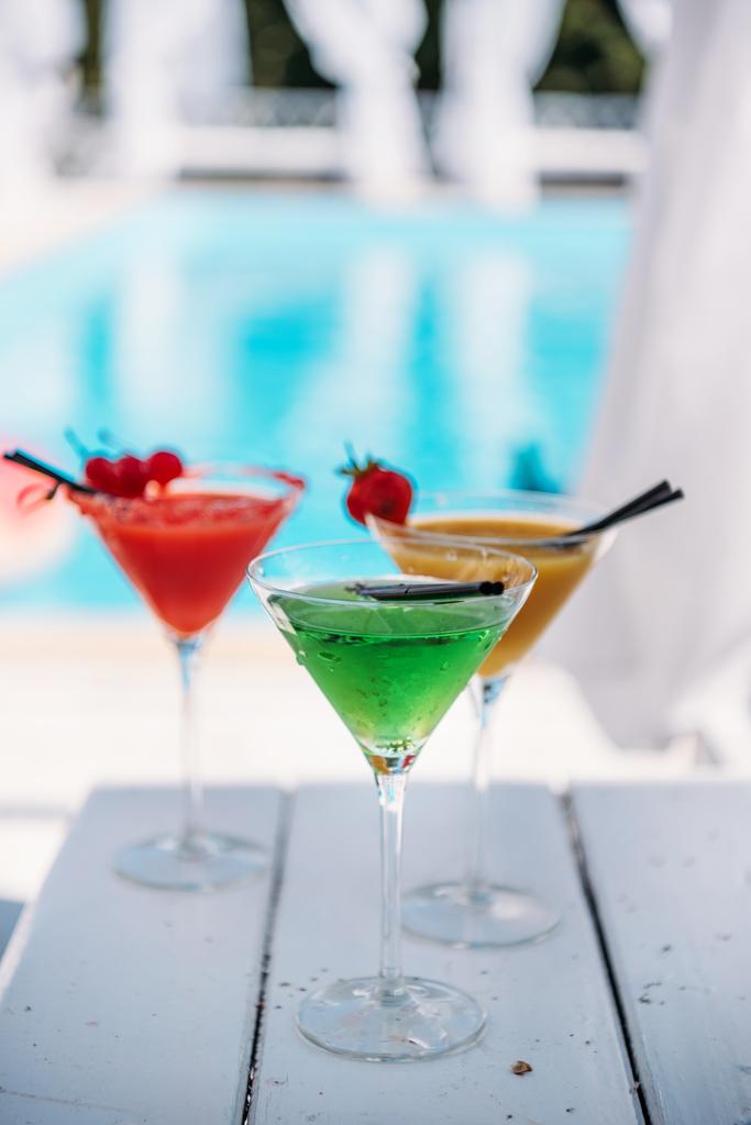 Bunte Cocktails am Pool - Foto, Bild