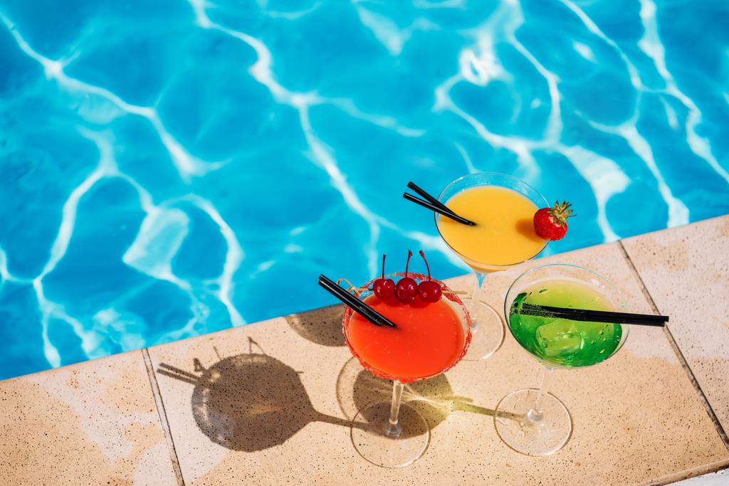Bunte Cocktails am Pool - Foto, Bild