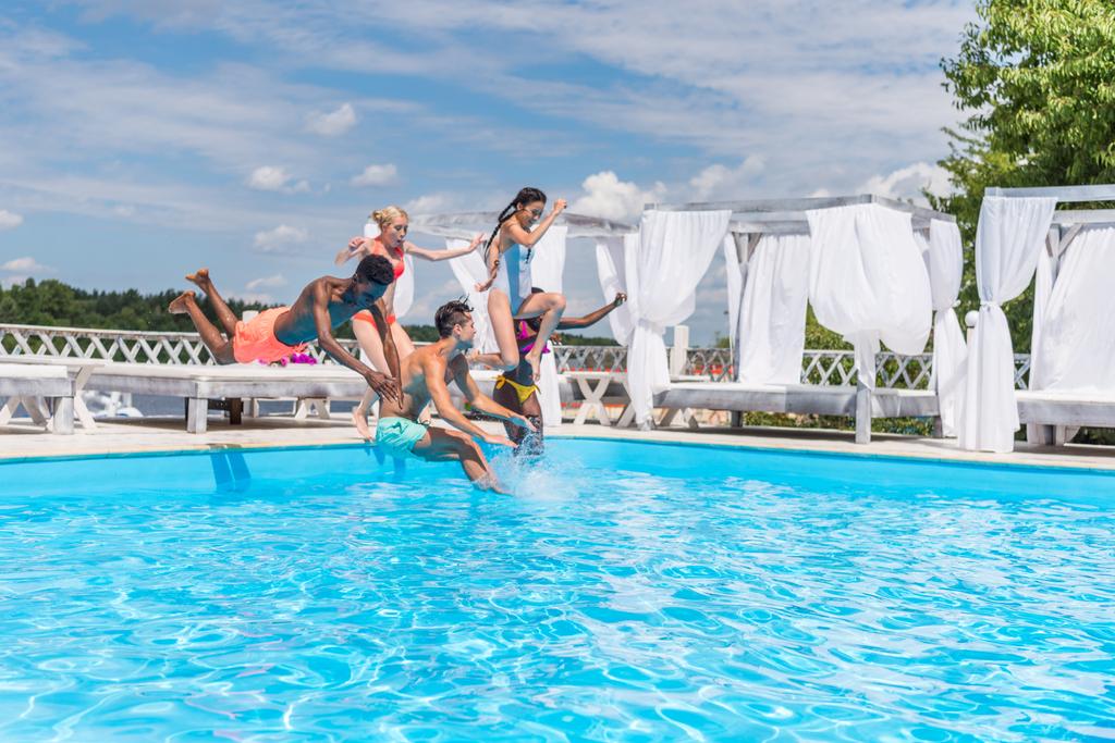 wieloetnicznego ludzie skoki do basenu  - Zdjęcie, obraz