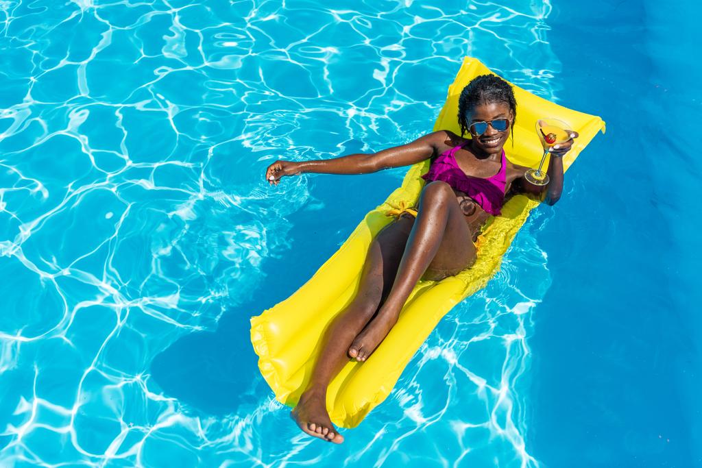 женщина на надувном матрасе в бассейне
 - Фото, изображение