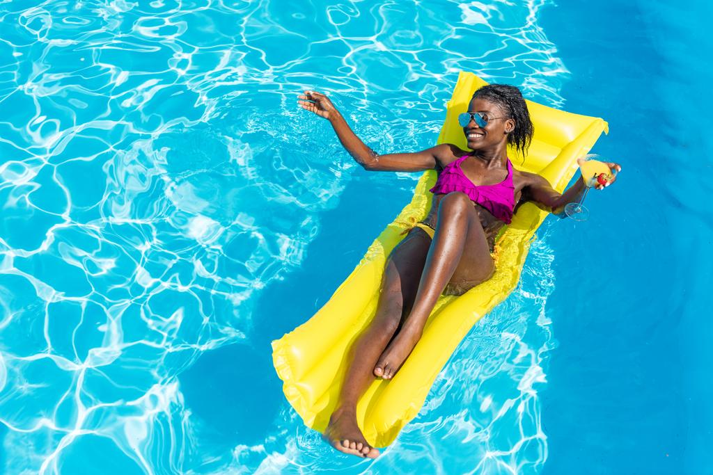 mujer en colchón inflable en la piscina
 - Foto, imagen