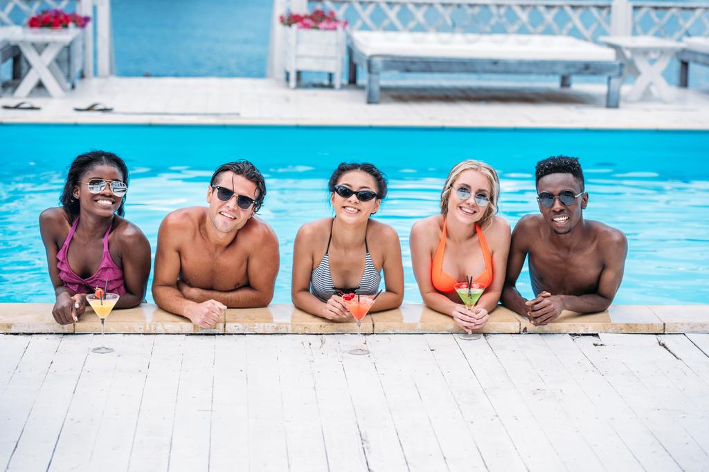 pessoas multiétnicas com coquetéis na piscina
  - Foto, Imagem