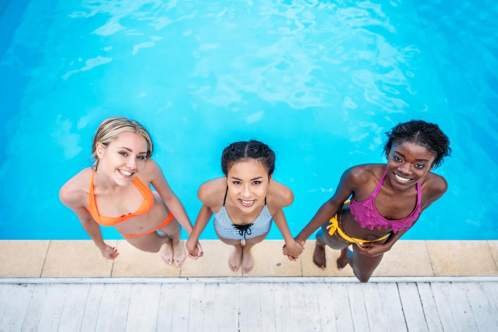 πολυεθνική γυναίκες κοντά στην πισίνα - Φωτογραφία, εικόνα