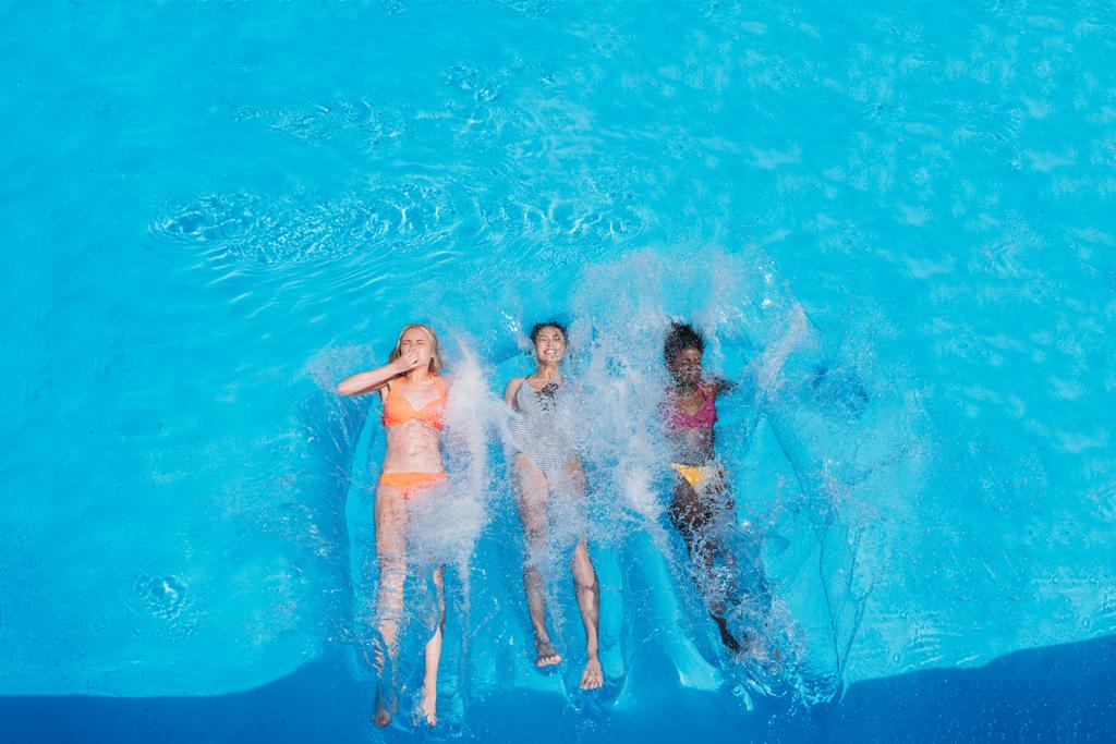 多民族の女性のプールで水泳 - 写真・画像