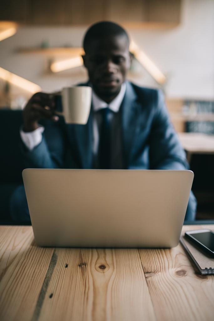 Homme d'affaires travaillant avec un ordinateur portable dans un café
  - Photo, image