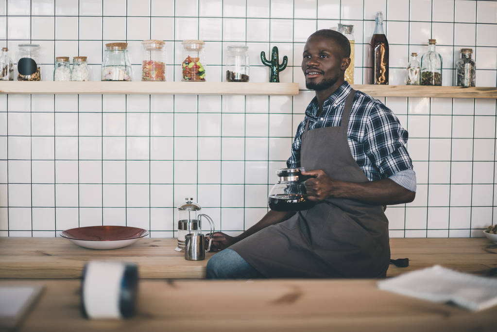 Αφρικανική αμερικανική barista έκχυση καφέ - Φωτογραφία, εικόνα