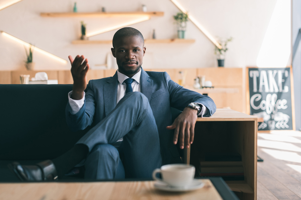 empresário afro-americano com café
 - Foto, Imagem