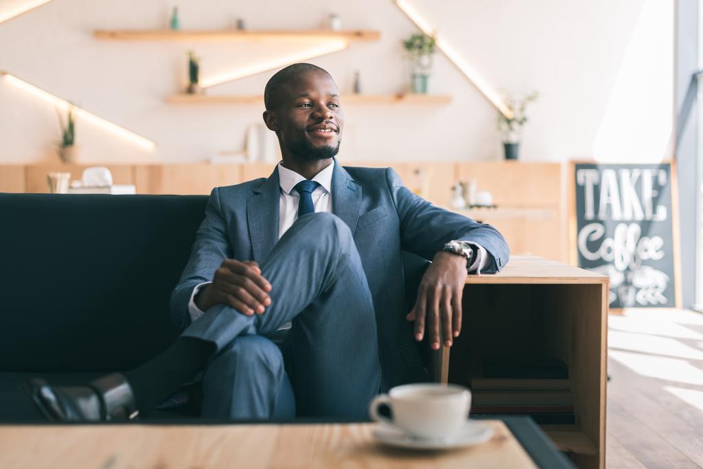 hombre de negocios afroamericano con café
 - Foto, Imagen