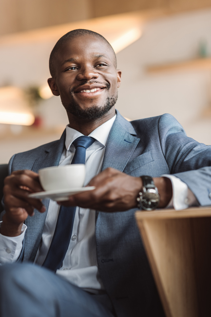 Afro-Amerikaanse zakenman met koffie - Foto, afbeelding