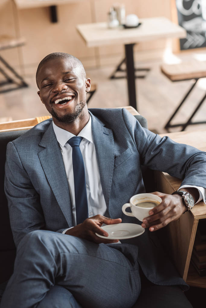 コーヒーとアフリカ系アメリカ人のビジネスマン - 写真・画像