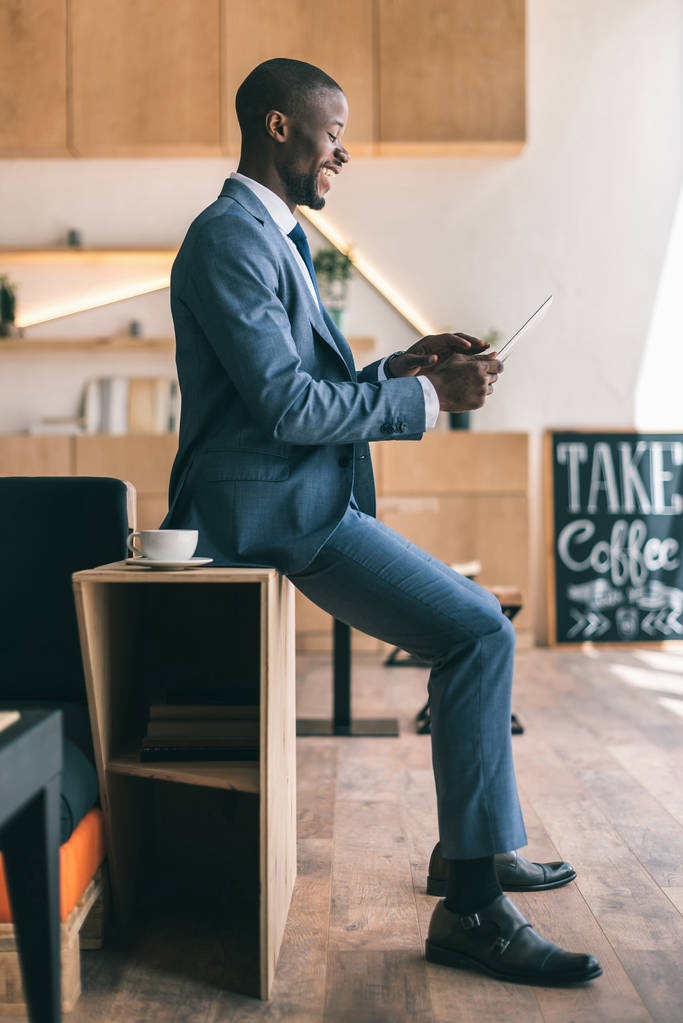 афро-американських бізнесмен, за допомогою планшетного ПК - Фото, зображення