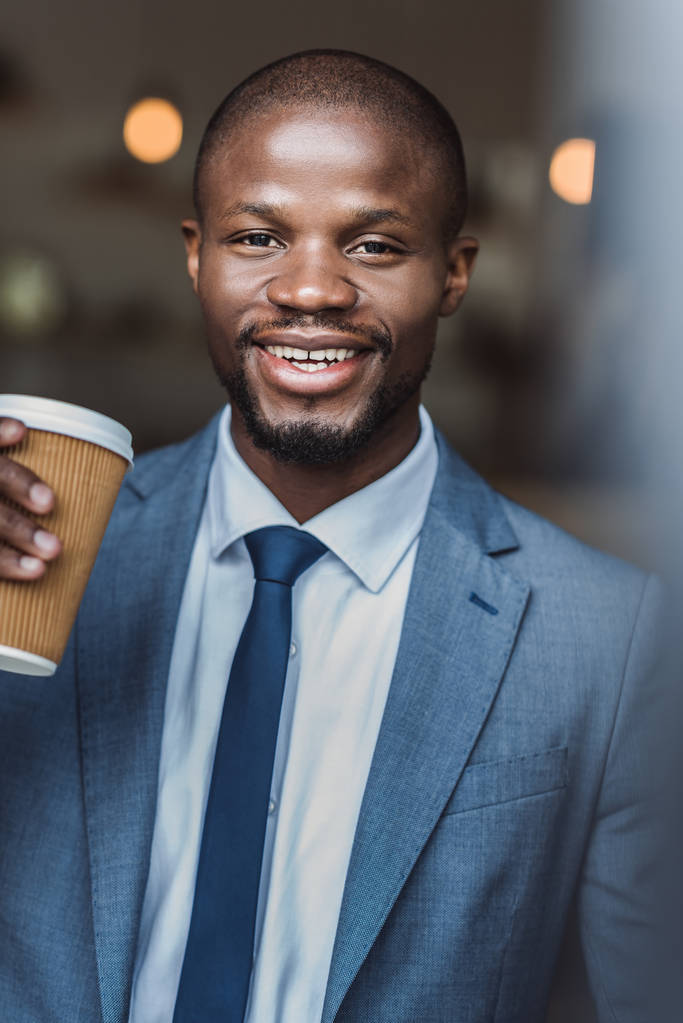 Бизнесмен с одноразовой чашкой кофе
 - Фото, изображение