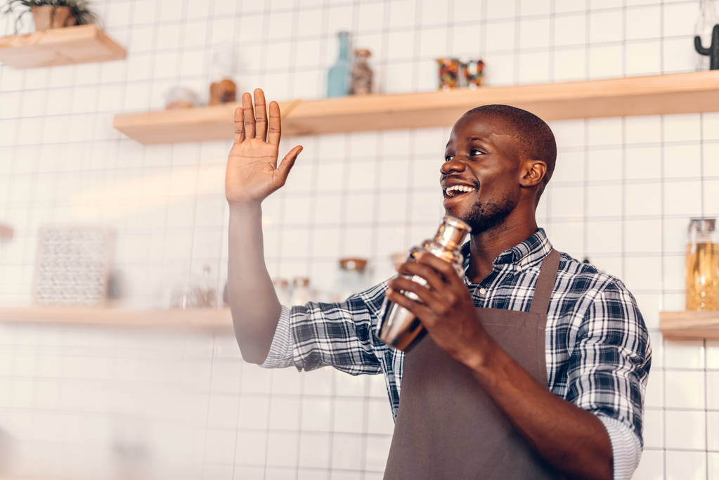 усміхнений афроамериканський бармен
  - Фото, зображення