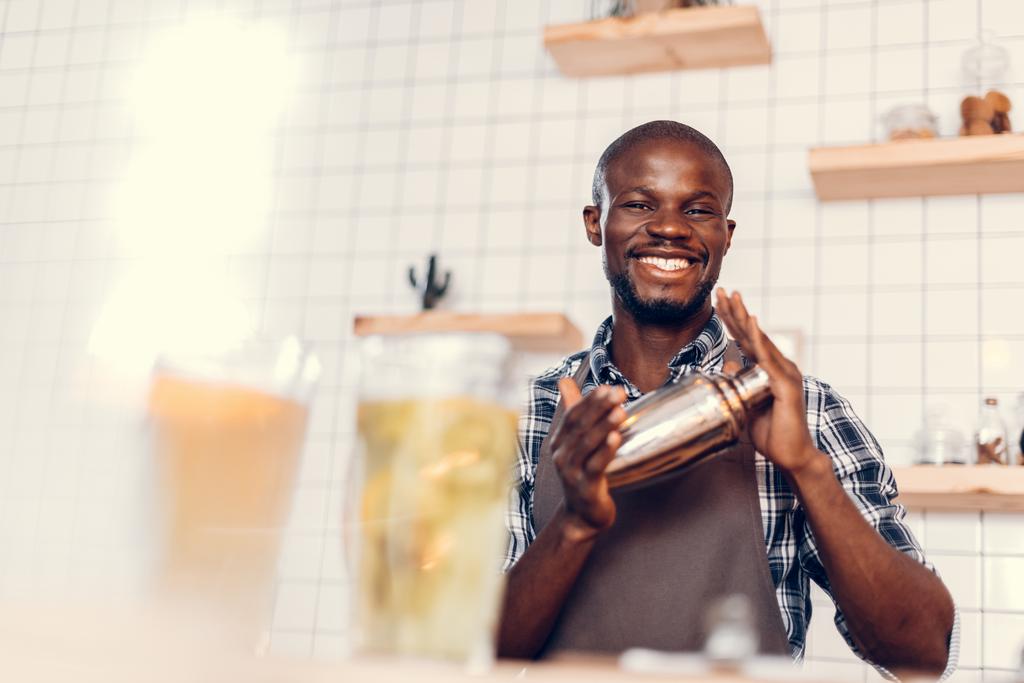 sonriente barman afroamericano
  - Foto, imagen
