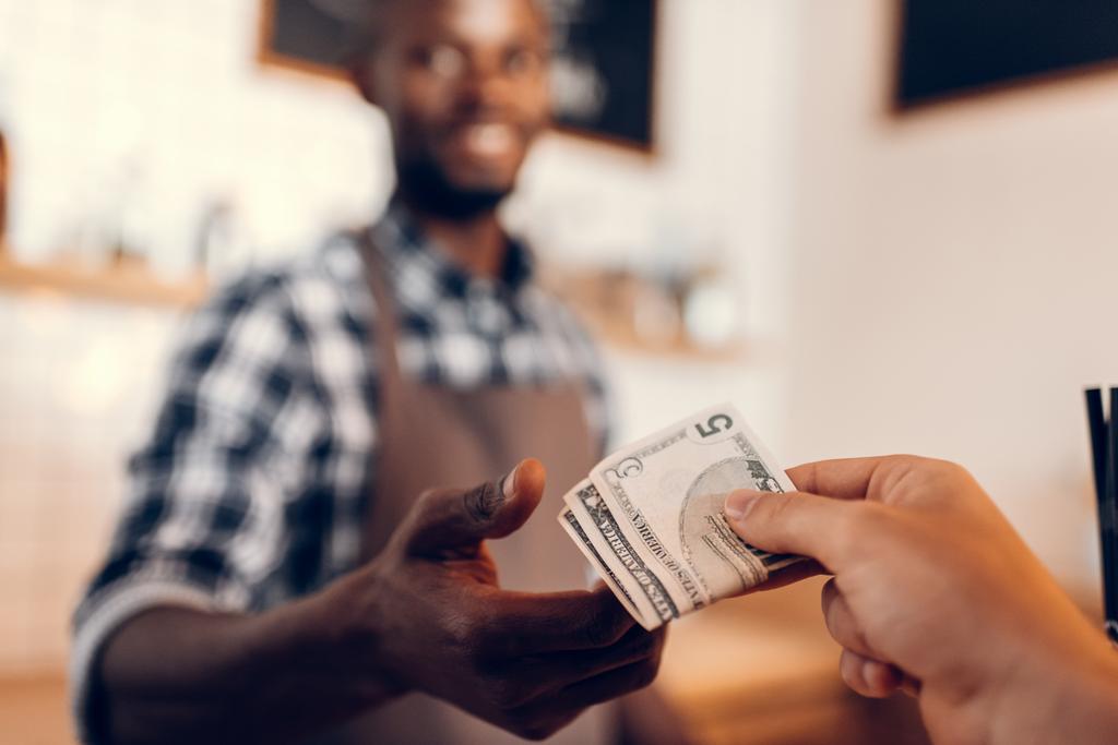 barista που λαμβάνει πληρωμή σε μετρητά   - Φωτογραφία, εικόνα