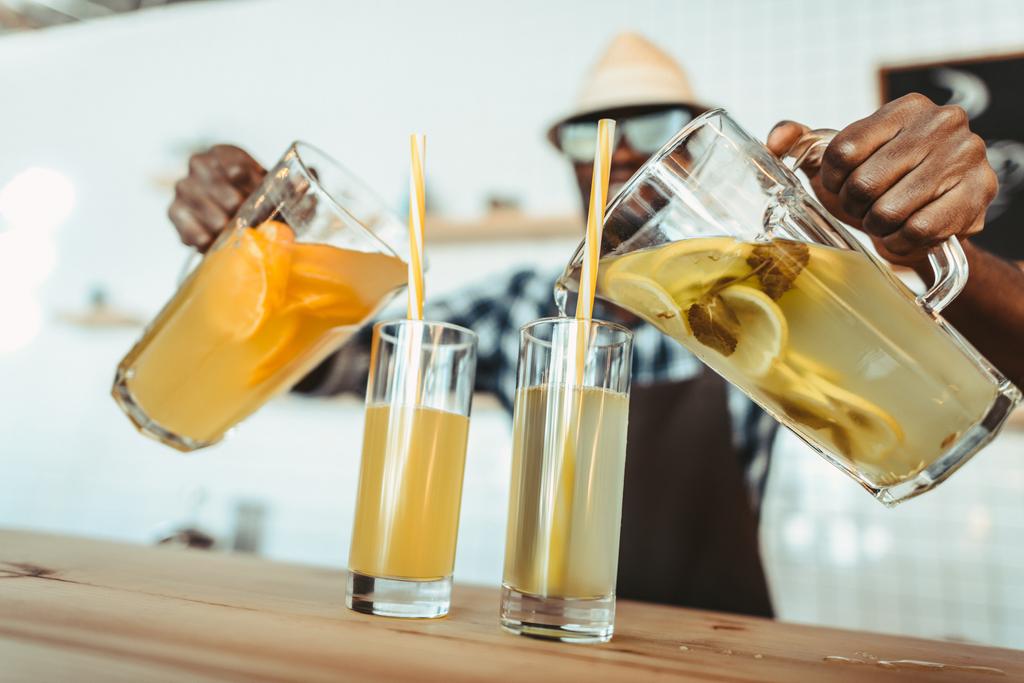 бармен наливает лимонад
 - Фото, изображение