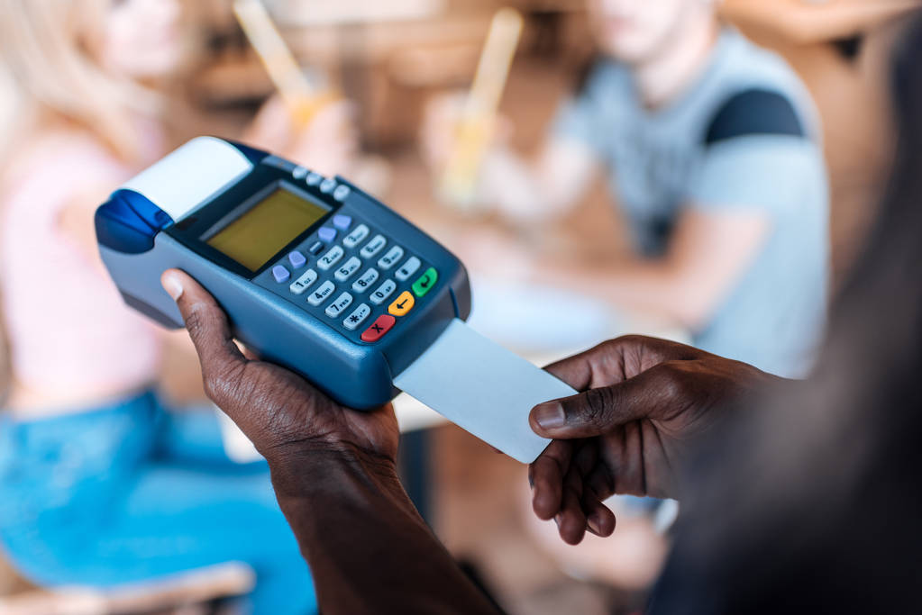 Σερβιτόρος κάνει πληρωμή με πιστωτική κάρτα - Φωτογραφία, εικόνα