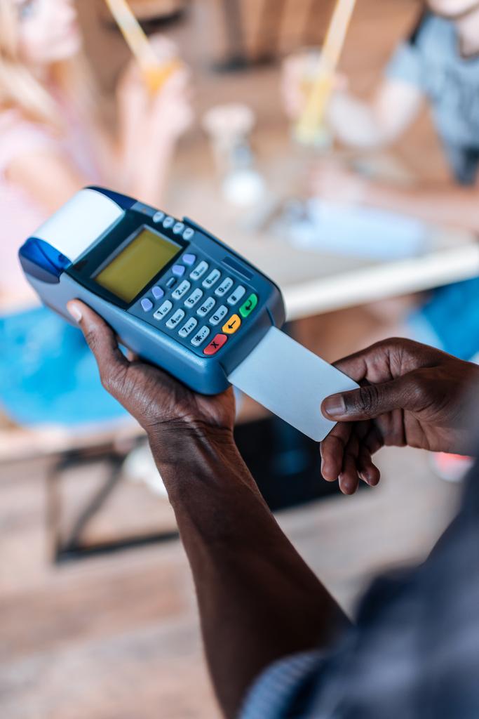 Официант производит оплату кредитной картой
 - Фото, изображение
