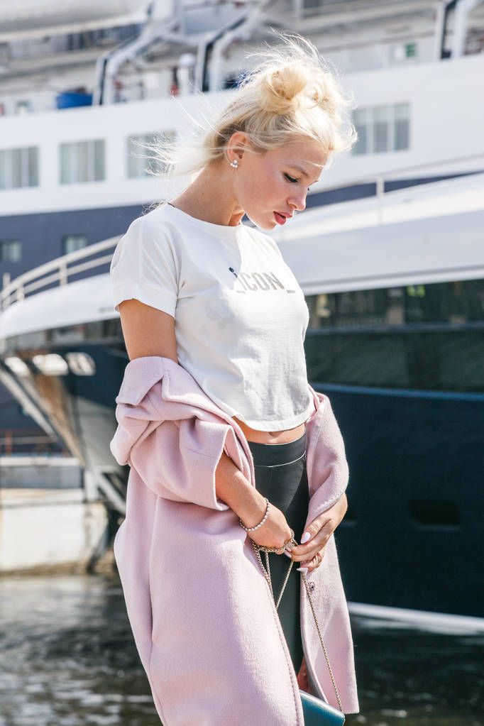 Blonďatá žena stojící v přístavu - Fotografie, Obrázek