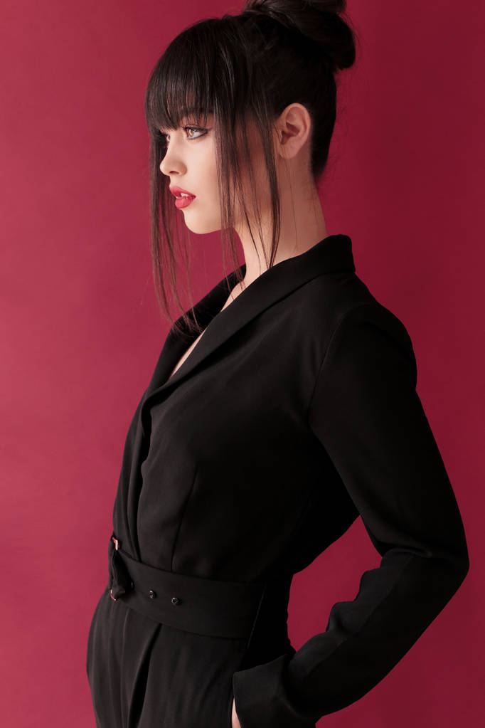 hermosa mujer con cabello oscuro en ropa elegante posando en studi
 - Foto, Imagen