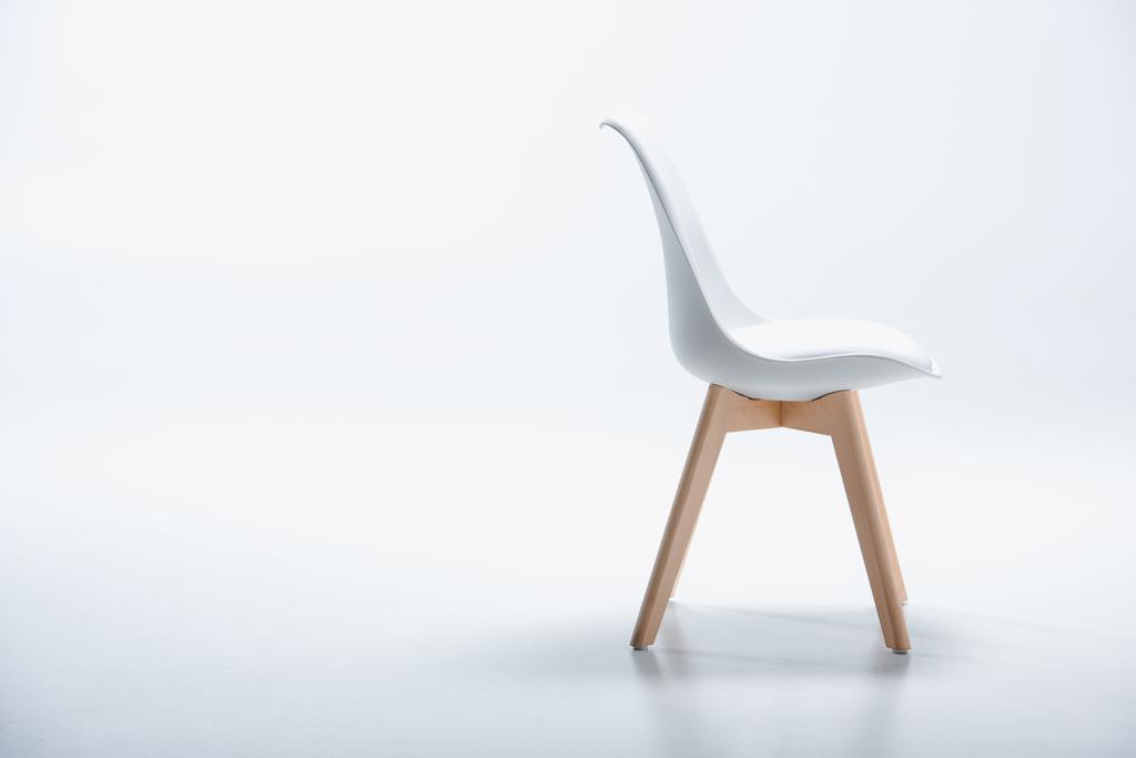 chaise avec plateau blanc et pieds en bois
 - Photo, image