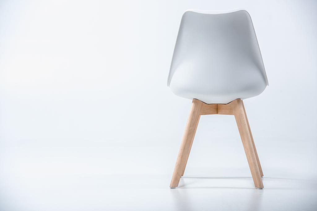 Krzesło z biały top i drewniane nogi - Zdjęcie, obraz