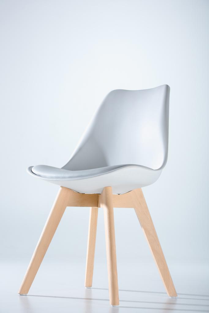 стул с белым верхом и деревянными ногами
 - Фото, изображение