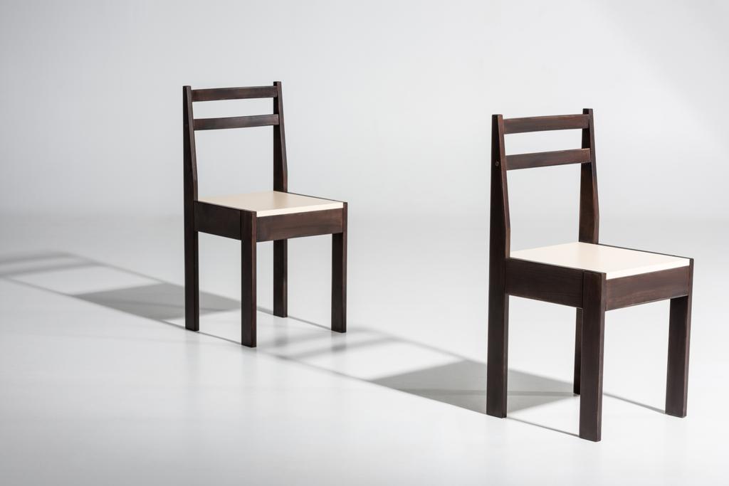 sillas de madera oscura en fila
 - Foto, imagen