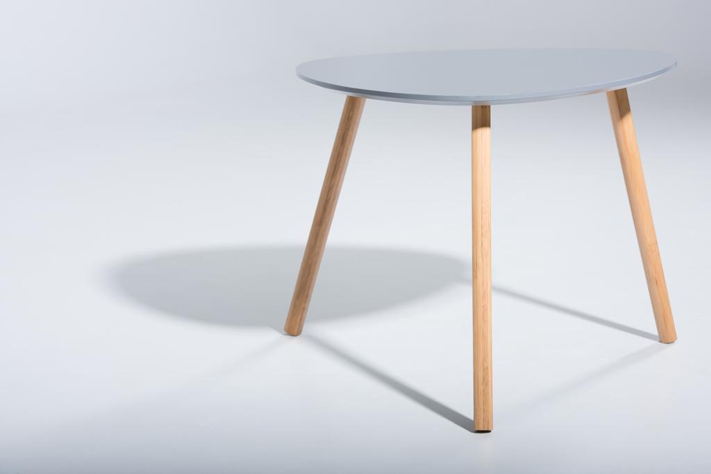 stolička s bílou nahoře a dřevěné nohy - Fotografie, Obrázek