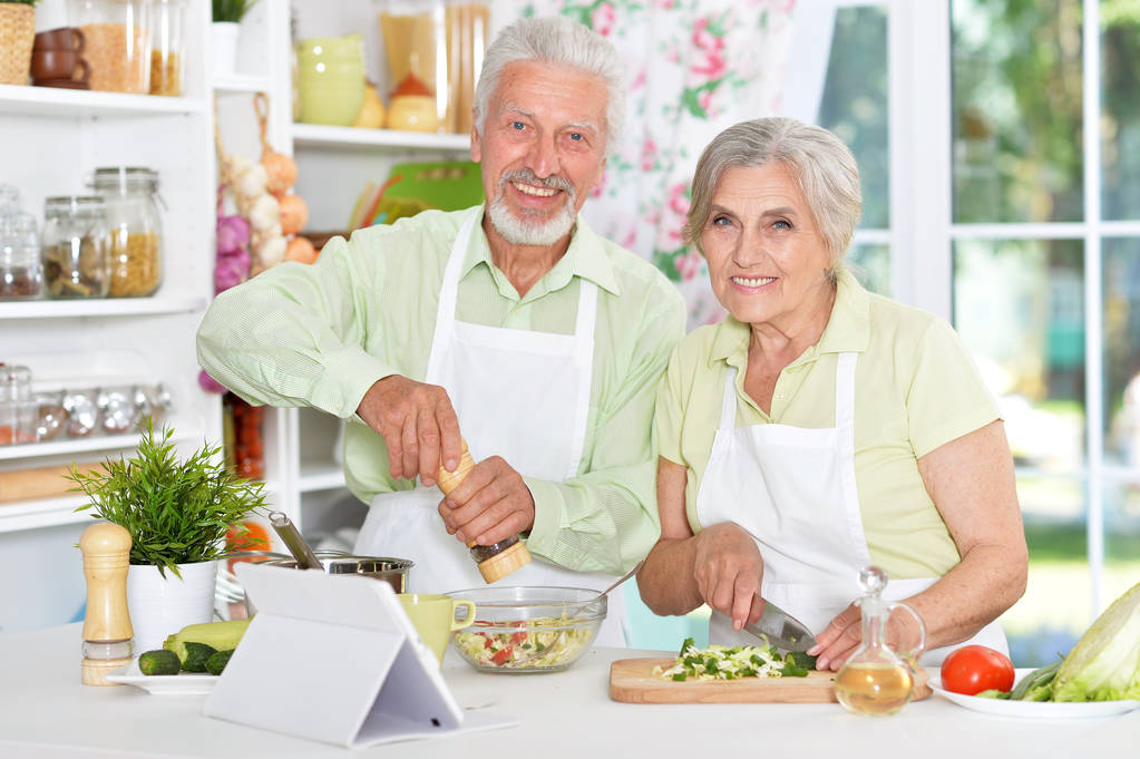 Seniorenpaar bereitet Abendessen zu - Foto, Bild