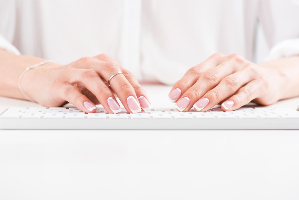 mujer escribiendo en el teclado - Foto, imagen