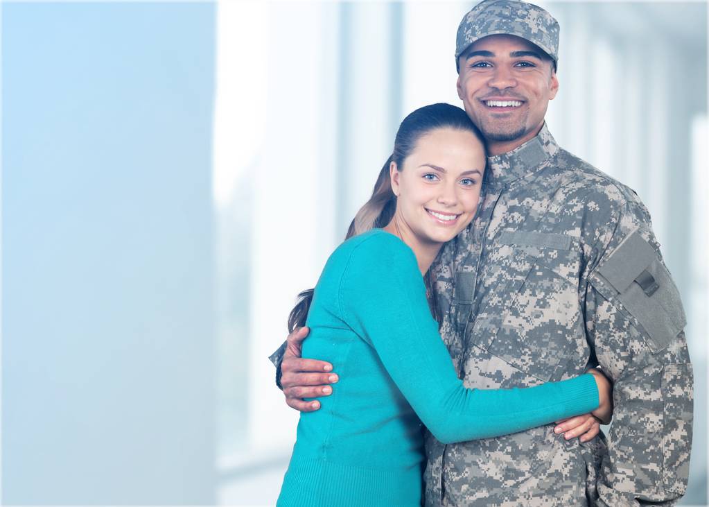 兵士の妻を抱いて - 写真・画像