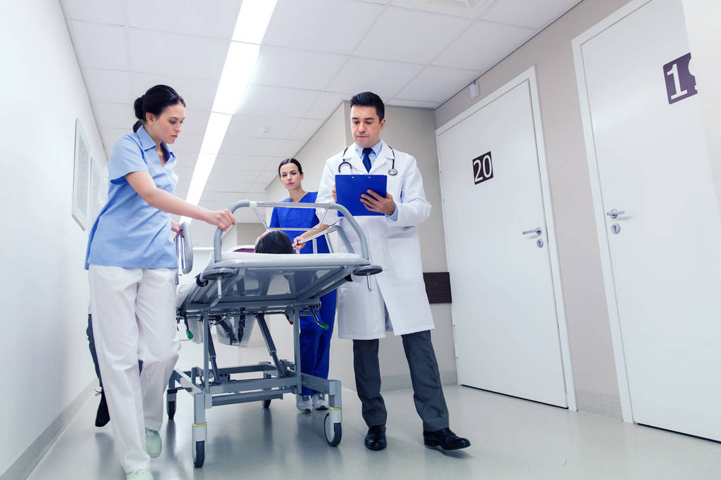 les médecins avec une femme sur le brancard de l'hôpital à l'urgence
 - Photo, image