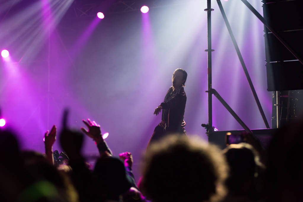 Томми Кэш исполняет живое рэп-шоу
 - Фото, изображение