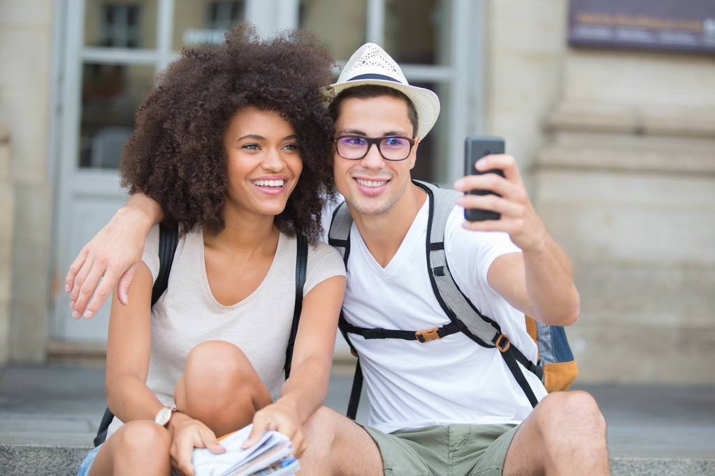 uśmiechający się para z smartphone w mieście - Zdjęcie, obraz