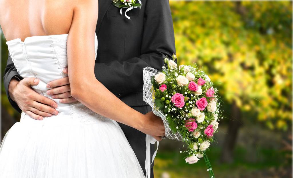 Braut und Bräutigam halten Blumenstrauß - Foto, Bild