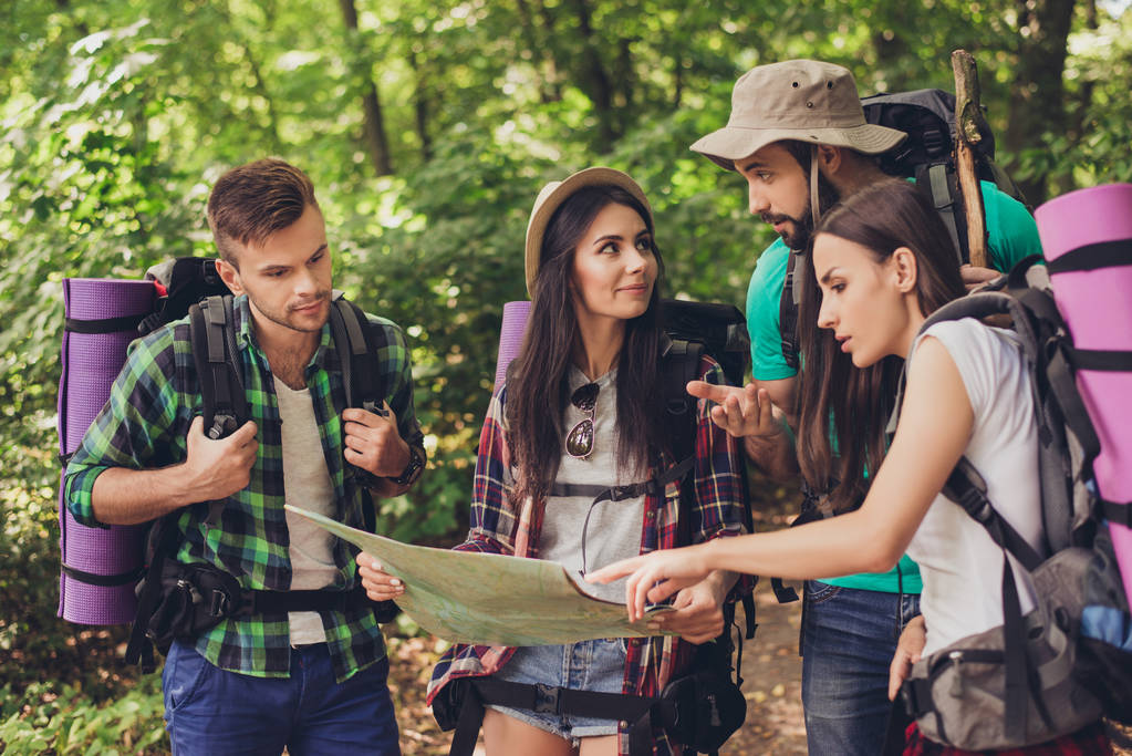 Čtyři turisté se ztratil v lese, drží mapu, snaží se fin - Fotografie, Obrázek