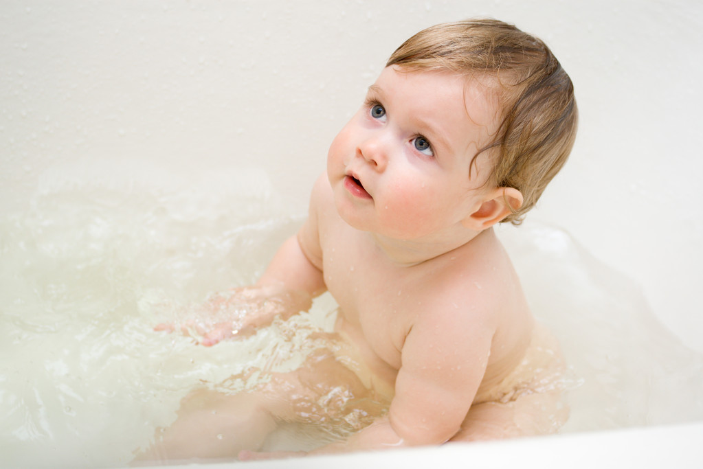 gyermek kis fürdés - Fotó, kép