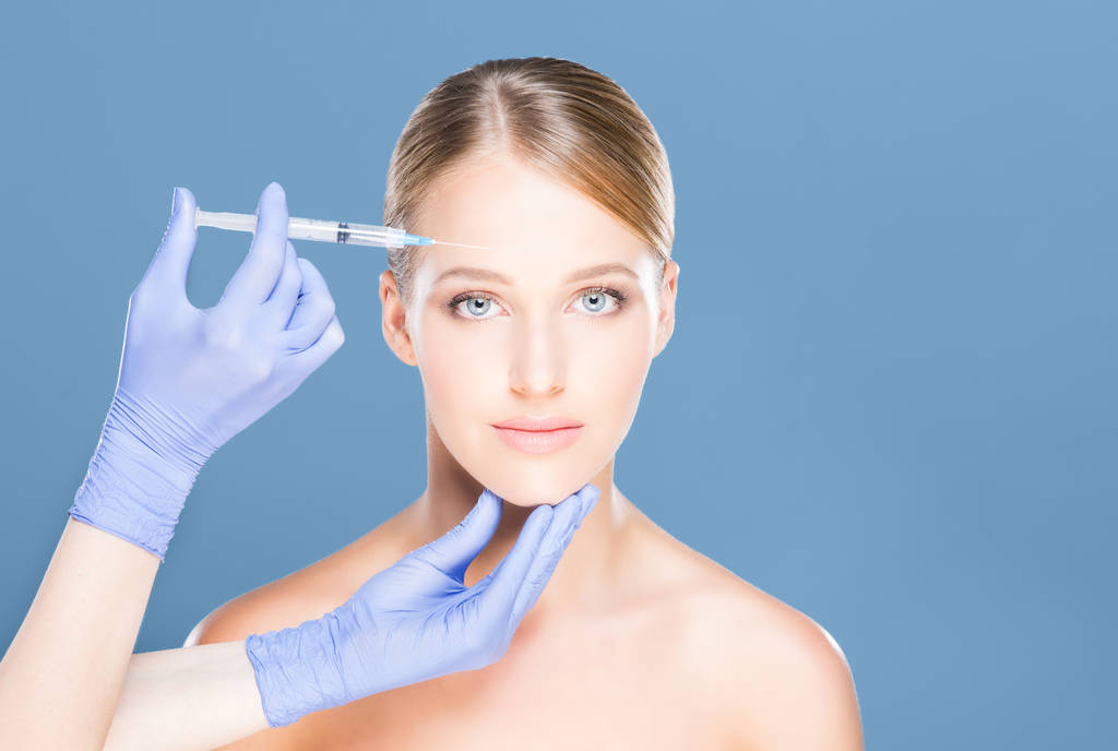 Médico haciendo inyección en la cara de la mujer
 - Foto, Imagen