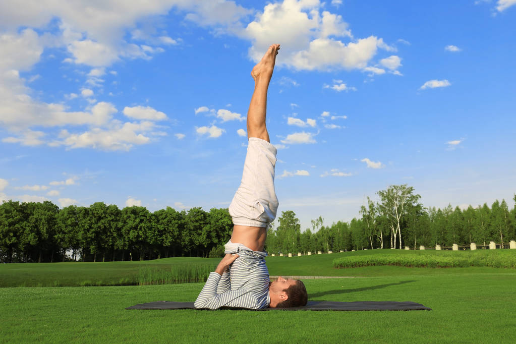 jonge man die yoga beoefent - Foto, afbeelding