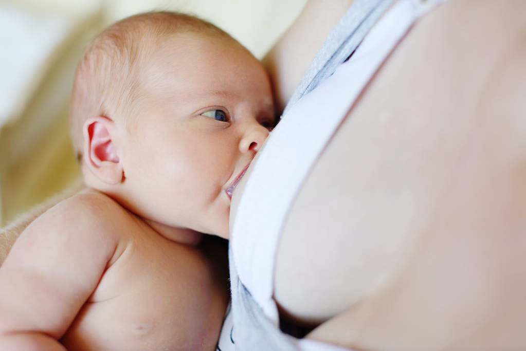 生まれたばかりの赤ちゃんの授乳 - 写真・画像
