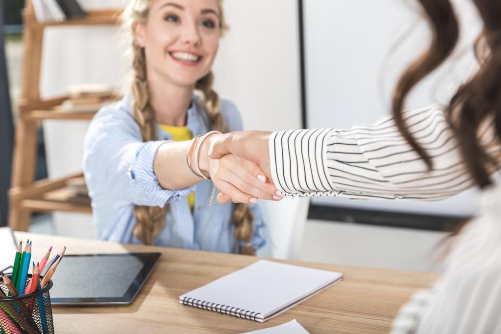 businesswoman shaking hands with colleague - Photo, Image