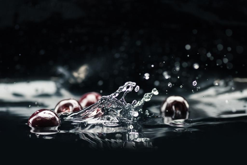cerejas maduras caindo na água
 - Foto, Imagem